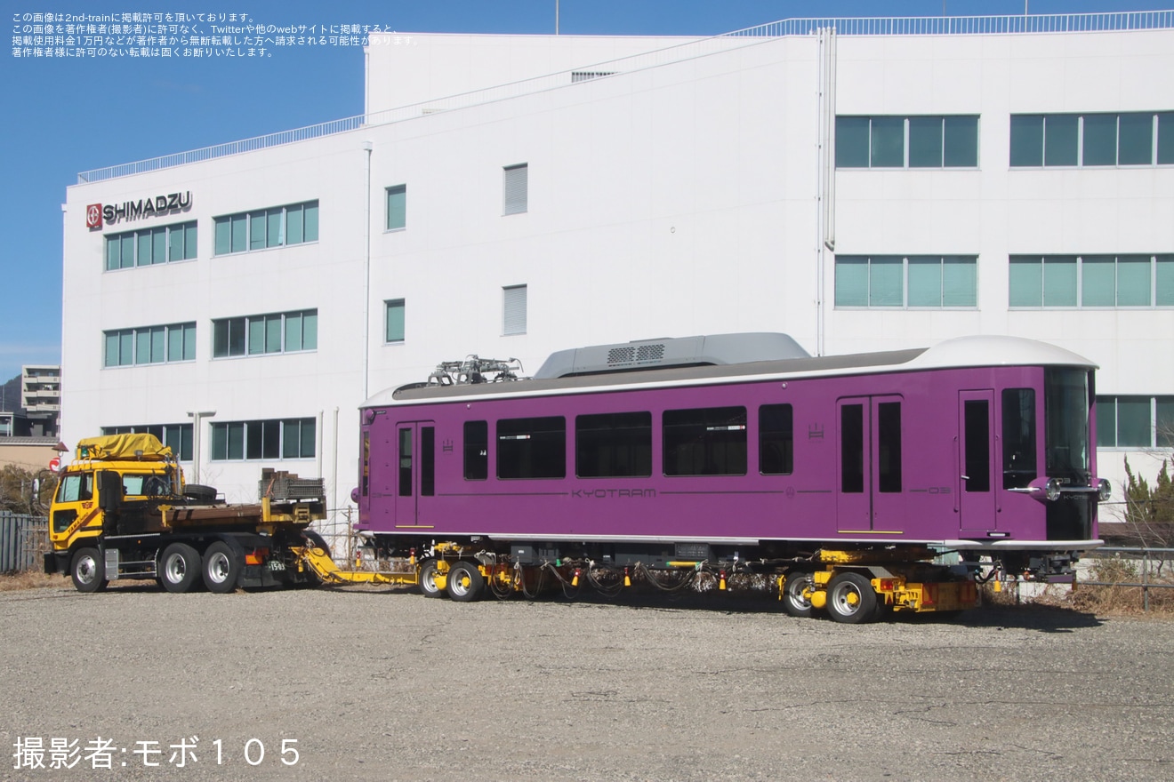【京福】嵐電モボ1形「KYOTRAM」03号車が搬入待ちの拡大写真