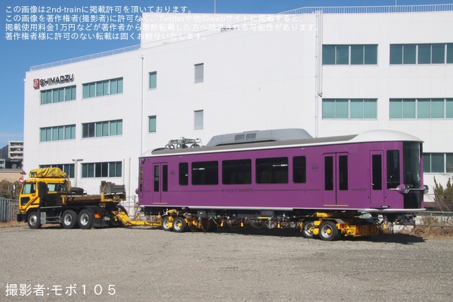 【京福】嵐電モボ1形「KYOTRAM」03号車が搬入待ちを不明で撮影した写真