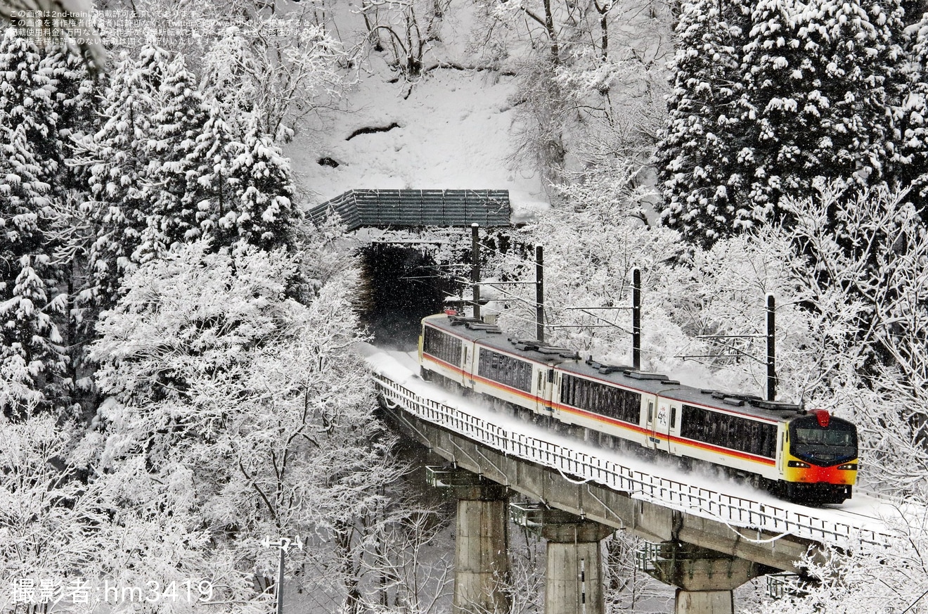 【JR東】キハ48形リゾートしらかみ「くまげら編成」八戸へ回送の拡大写真