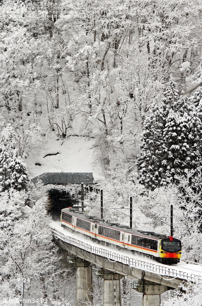 【JR東】キハ48形リゾートしらかみ「くまげら編成」八戸へ回送を不明で撮影した写真