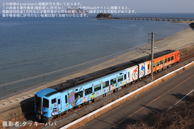 【JR四】2600系「うずしおアンパンマン列車」団体臨時列車運転を詫間～海岸寺間で撮影した写真