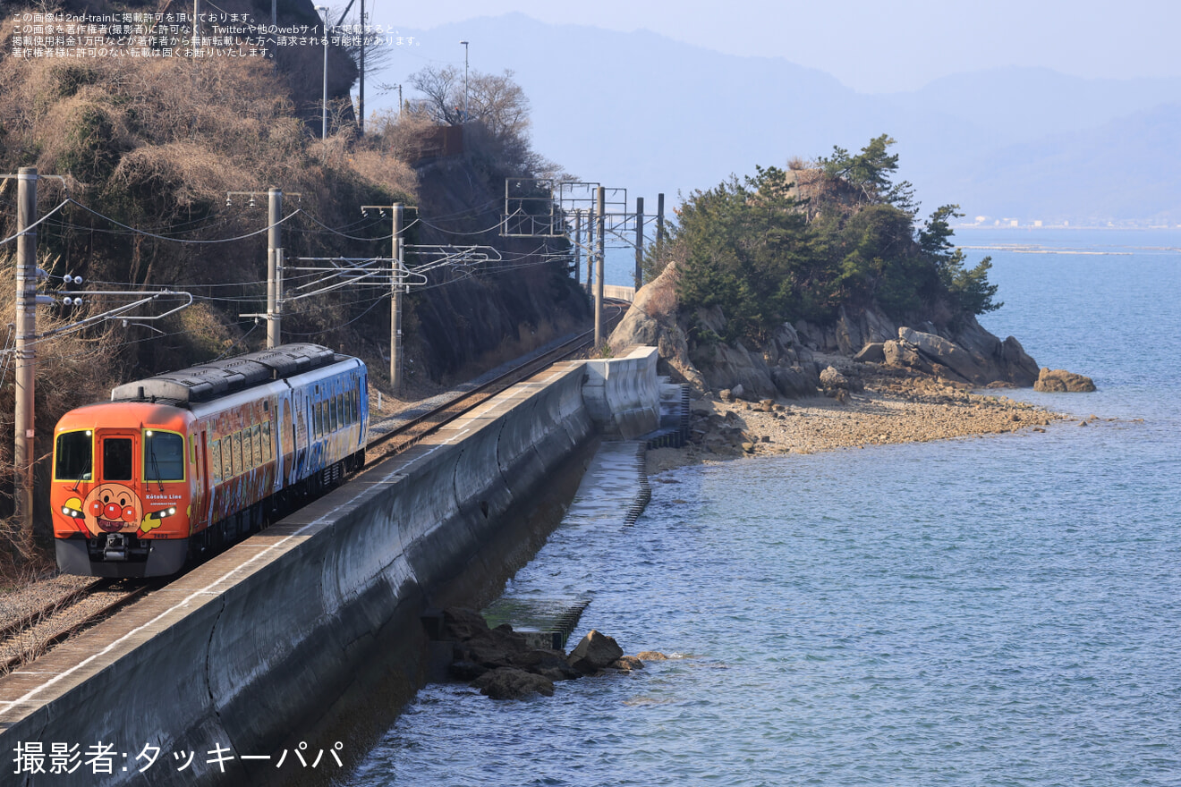 【JR四】2600系「うずしおアンパンマン列車」団体臨時列車運転の拡大写真