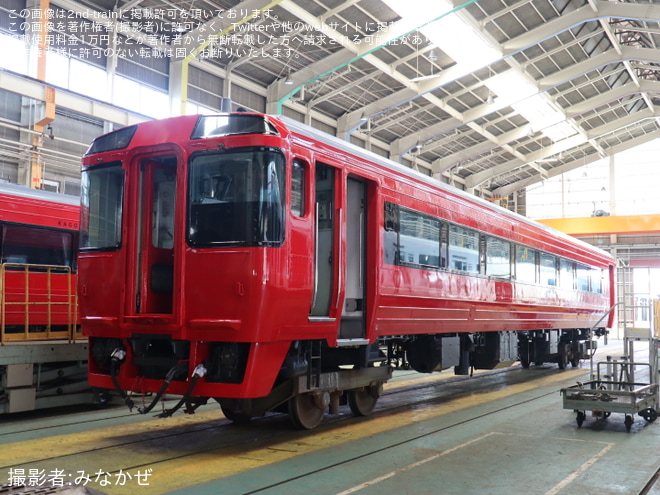 【JR九】「小倉工場鉄道ランド」でJR四国から譲渡されたキハ185系が赤く塗装されていることが確認を小倉総合車両センターで撮影した写真