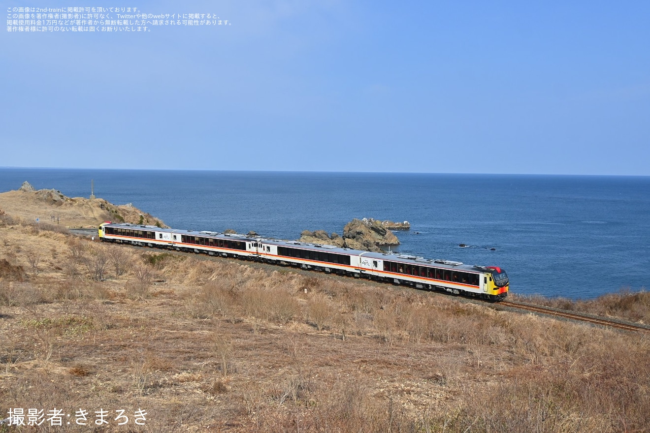 【JR東】「リゾートしらかみ(くまげら編成)」が八戸線を初運行 臨時快速「リゾートうみねこ」を運行の拡大写真