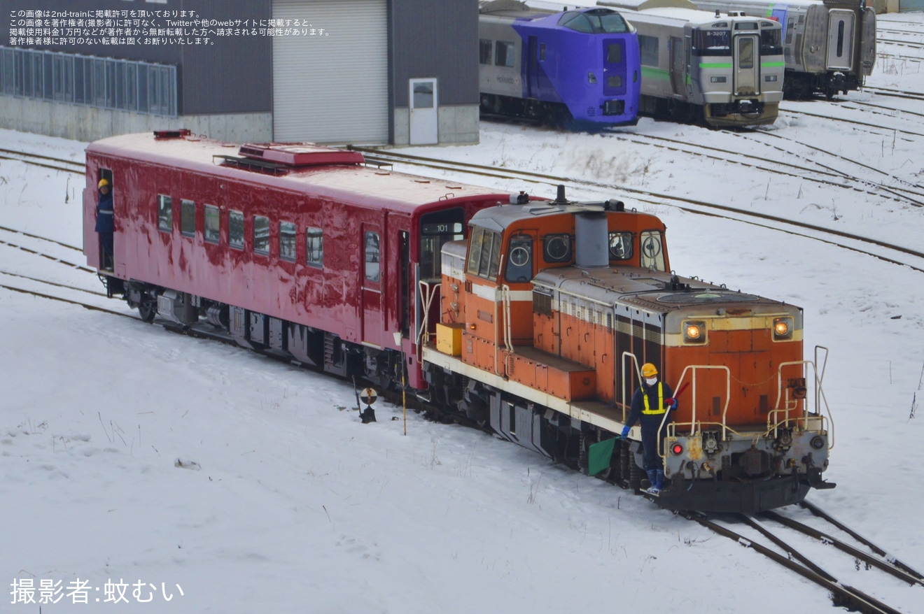 【JR北】キハ143-101が「赤い星」塗装と思われる赤色にの拡大写真