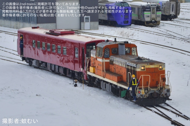 【JR北】キハ143-101が「赤い星」塗装と思われる赤色にを不明で撮影した写真