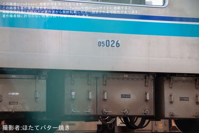 【メトロ】B修繕中の05系05-126Fのうち中野方5両が工場の外へを不明で撮影した写真