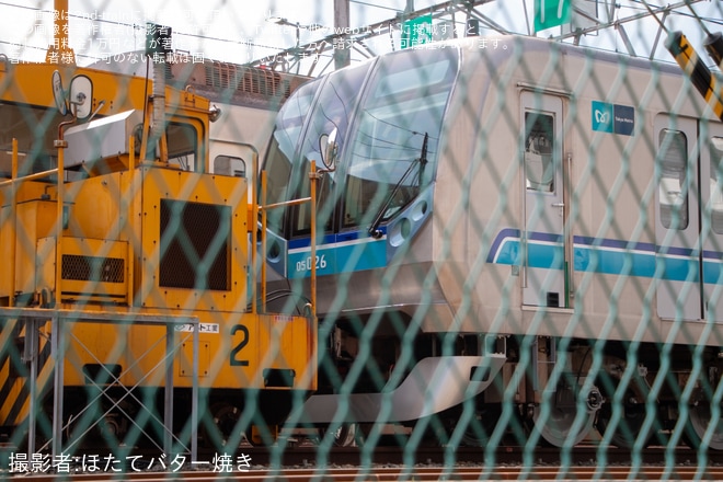 【メトロ】B修繕中の05系05-126Fのうち中野方5両が工場の外へを不明で撮影した写真