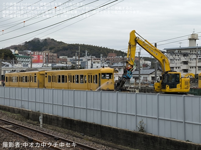 【JR西】113系B-10編成が下関総合車両所本所で解体中を下関総合車両所本所付近で撮影した写真