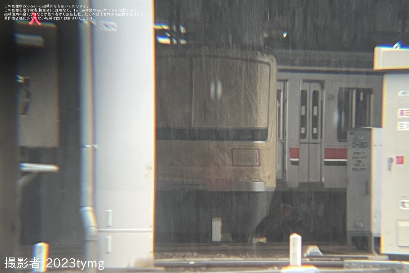 【東急】3000系3109Fの前面が養生され塗装変更実施寸前の状況にの拡大写真