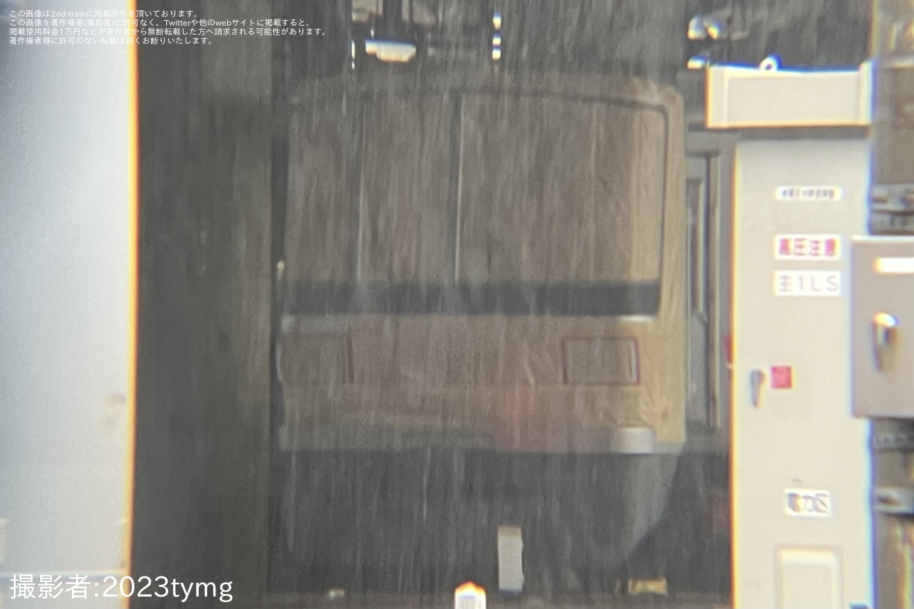 【東急】3000系3109Fの前面が養生され塗装変更実施寸前の状況にの拡大写真