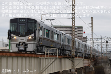 byトリ・ムネニク