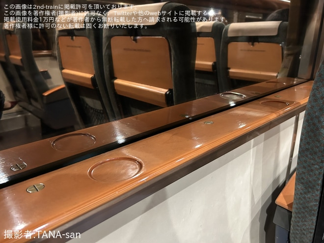 【JR九】キハ185系客室内照明がLED化を不明で撮影した写真
