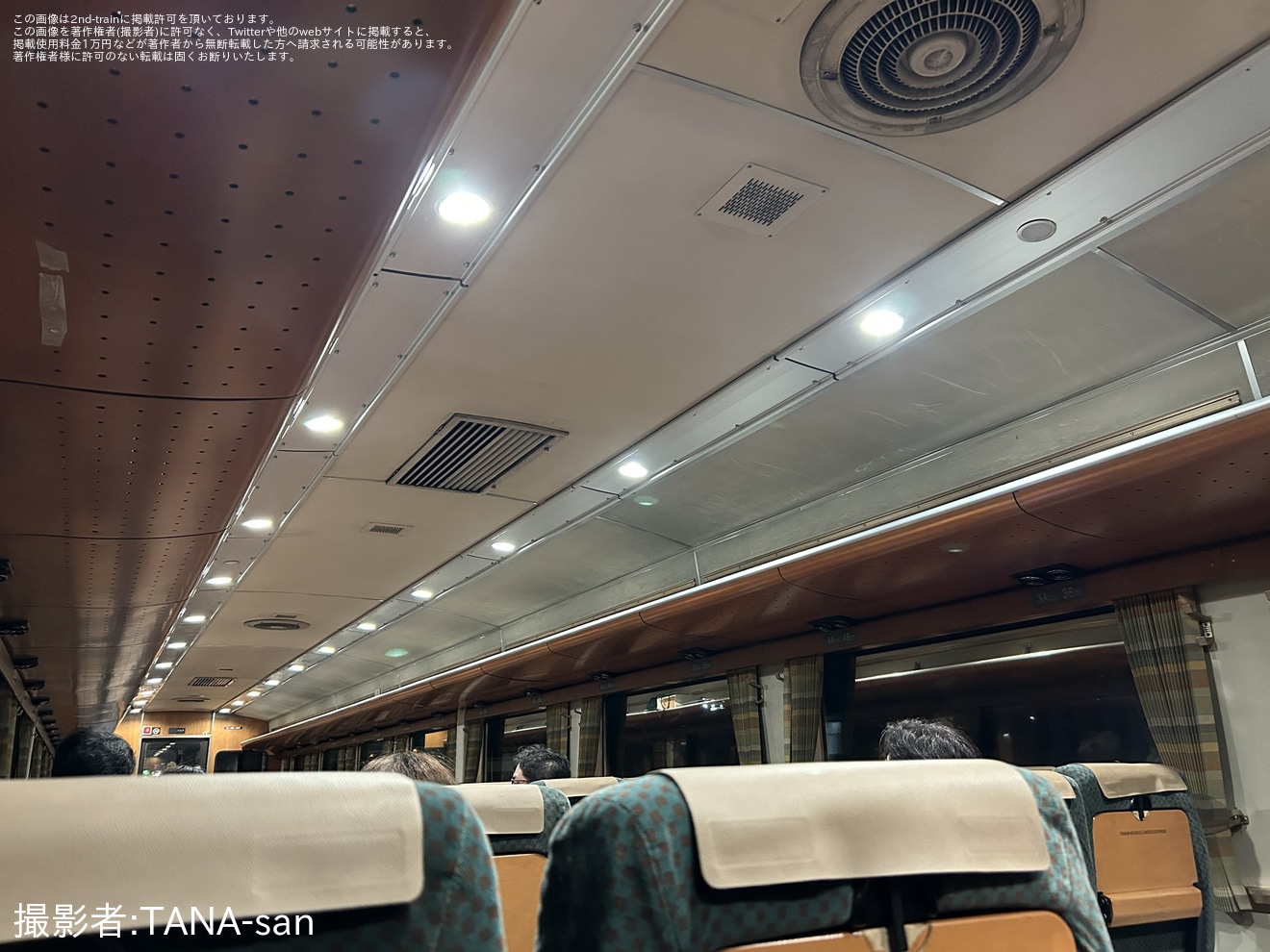 2nd-train 【JR九】キハ185系客室内照明がLED化の写真 TopicPhotoID:126174