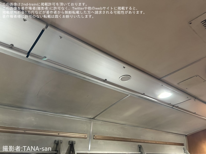 【JR九】キハ185系客室内照明がLED化を不明で撮影した写真