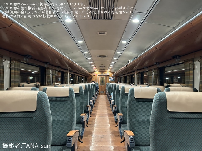 【JR九】キハ185系客室内照明がLED化を不明で撮影した写真