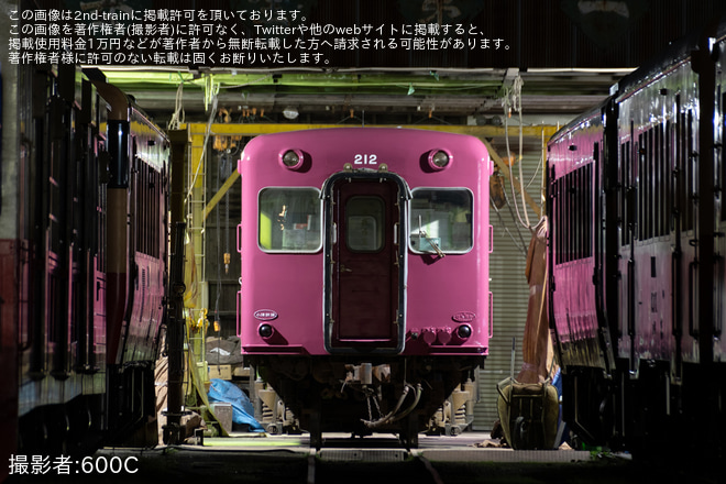 【小湊】キハ212がキハ6100形の復刻塗装とも思われる姿にを不明で撮影した写真