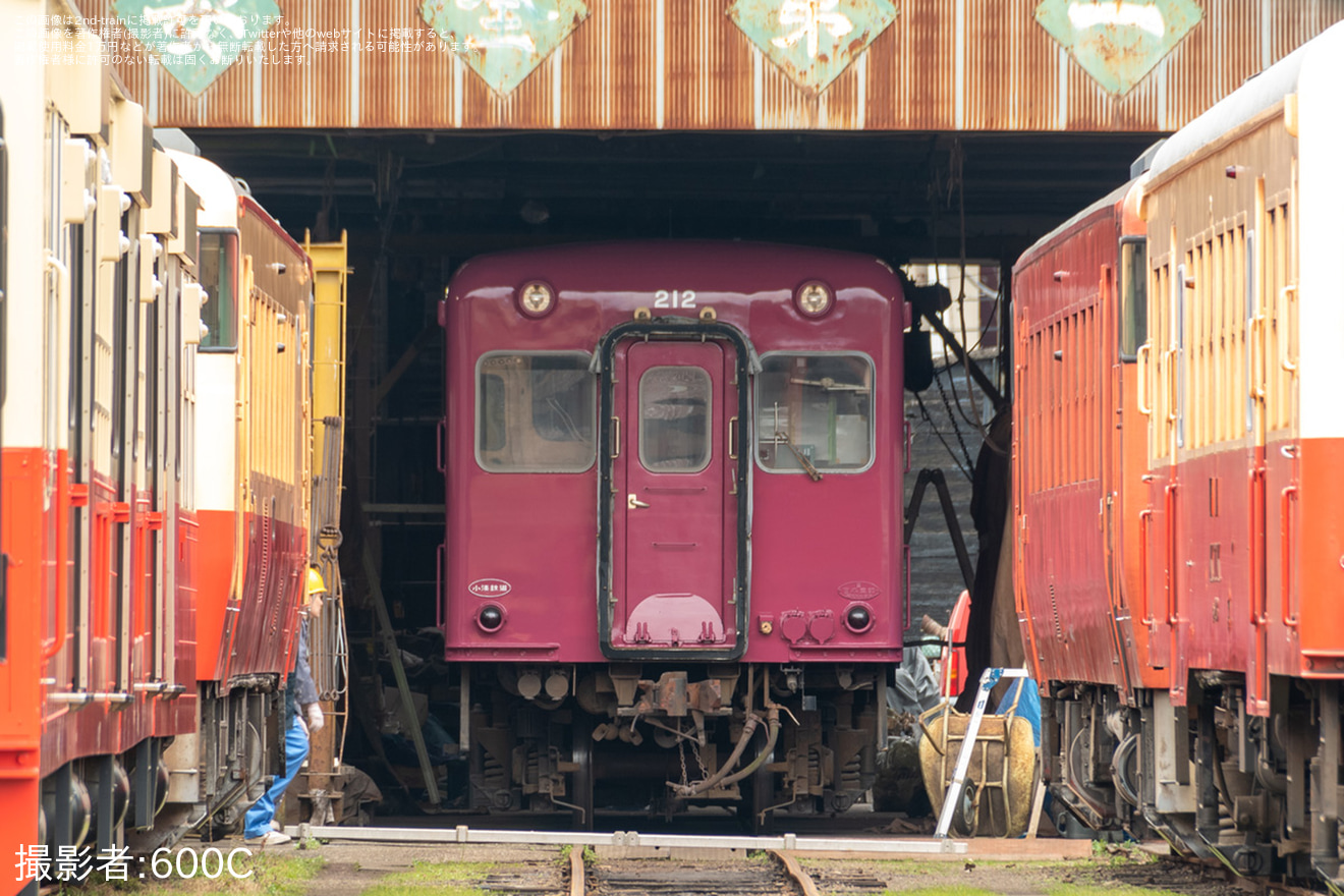 【小湊】キハ212がキハ6100形の復刻塗装とも思われる姿にの拡大写真