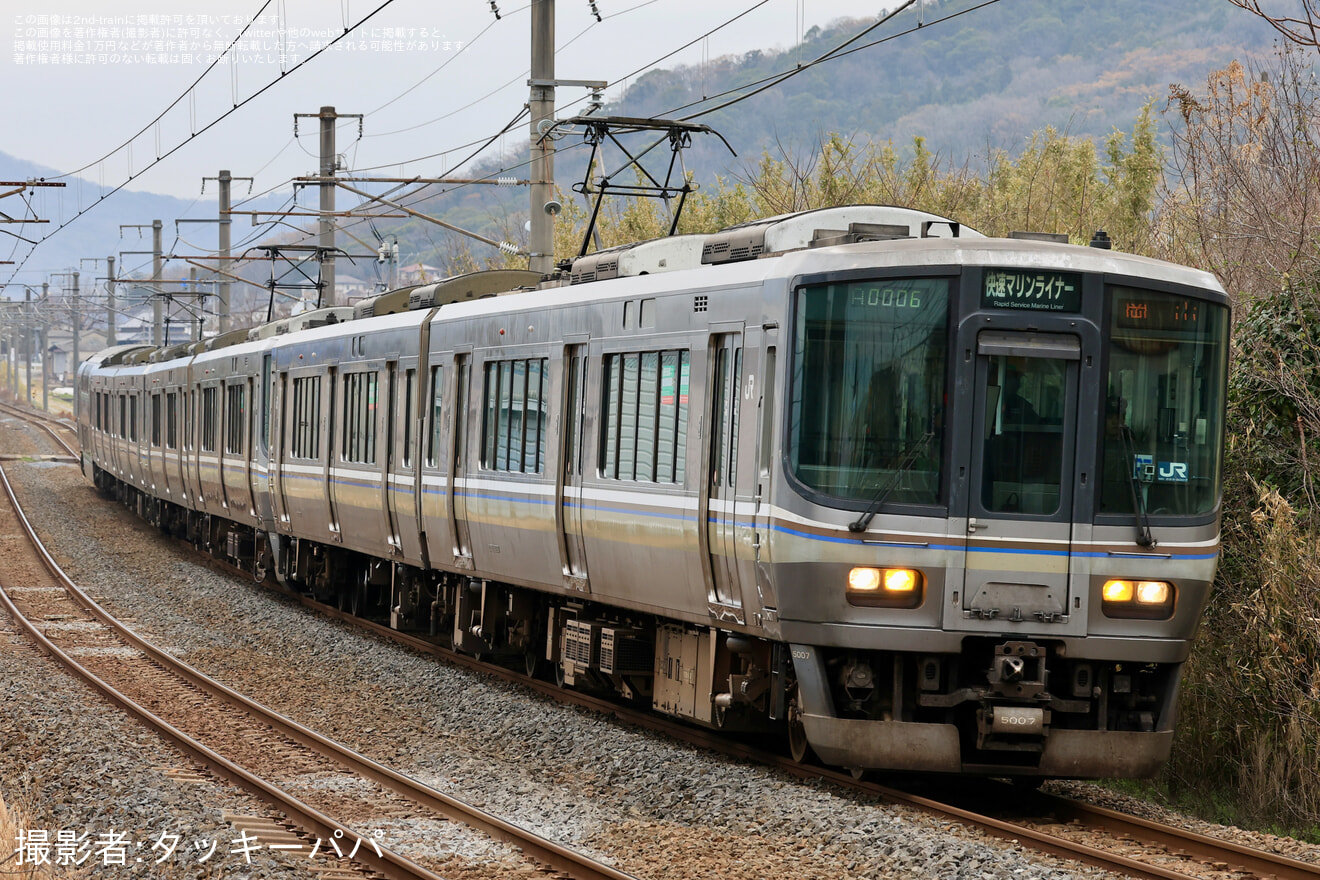 【JR四】快速マリンライナー26号が7両で走行の拡大写真