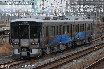 byトリ・ムネニク