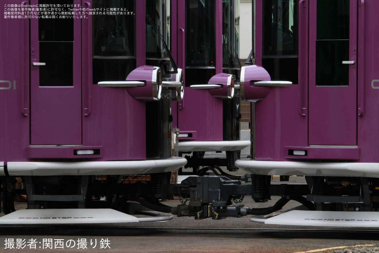 【京福】KYOTRAM同士を2両連結した貸切が運転の拡大写真