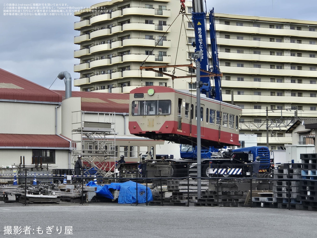 【近江】800系822Fのクハ1822号「赤電」が切断されてクレーンで吊り上げられている様子が確認の拡大写真