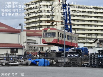 【近江】800系822Fのクハ1822号「赤電」が切断されてクレーンで吊り上げられている様子が確認