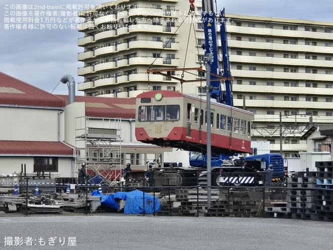 【近江】800系822Fのクハ1822号「赤電」が切断されてクレーンで吊り上げられている様子が確認を不明で撮影した写真