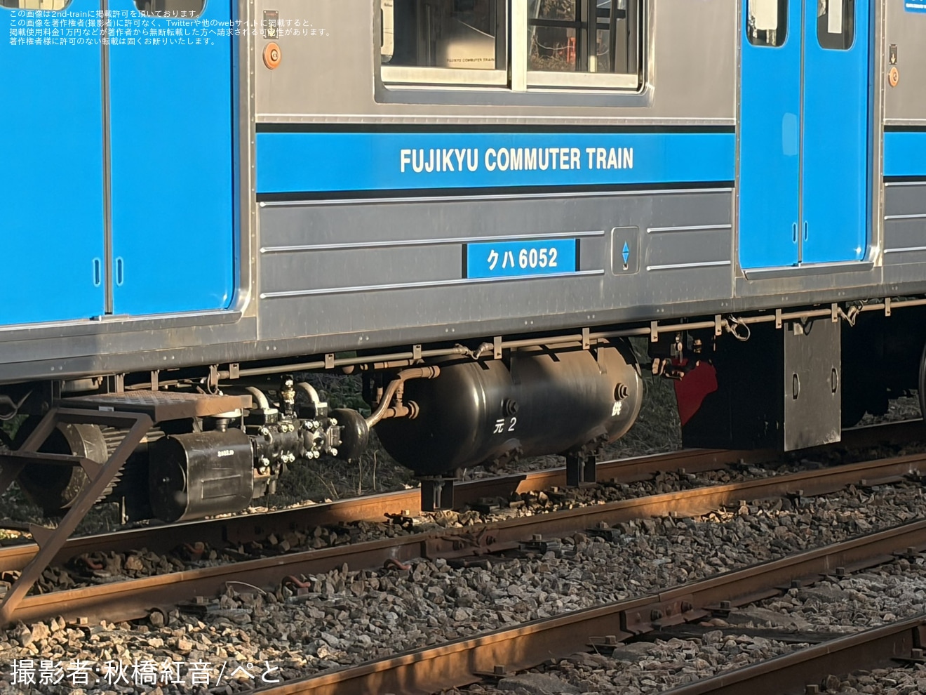 【富士山麓】田野倉駅で6000系6002編成が脱線か クハ6052先頭部のみ脱輪のような状態にの拡大写真