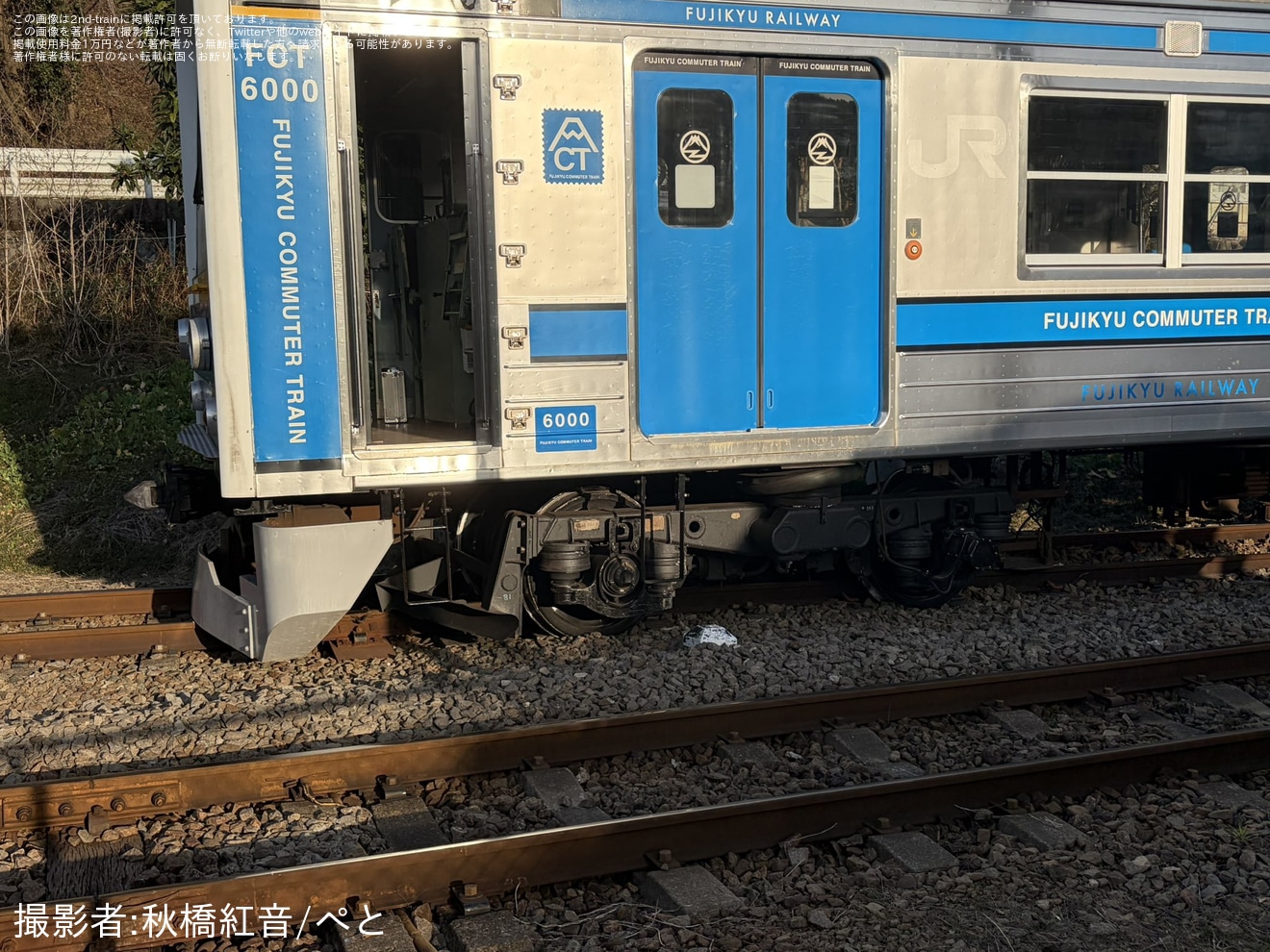 【富士山麓】田野倉駅で6000系6002編成が脱線か クハ6052先頭部のみ脱輪のような状態にの拡大写真