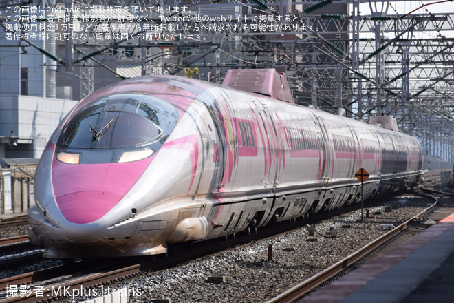 【JR西】「2026年5月に運行が終了する500系『ハローキティ新幹線』に往復乗車 ハローキティと行く博多日帰りの旅」ツアーを催 - 西明石駅にて撮影