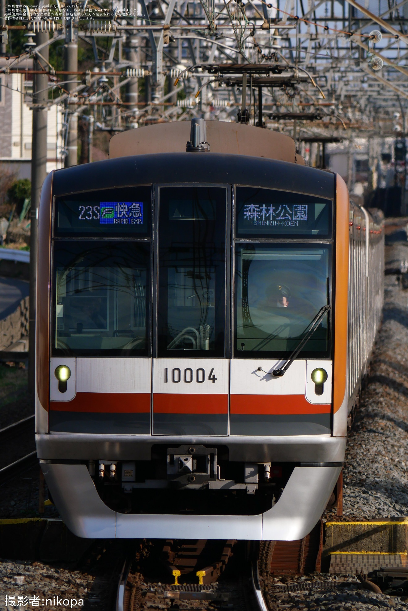 【メトロ】10000系10104Fの前面金色帯が無くなっていることが確認の拡大写真