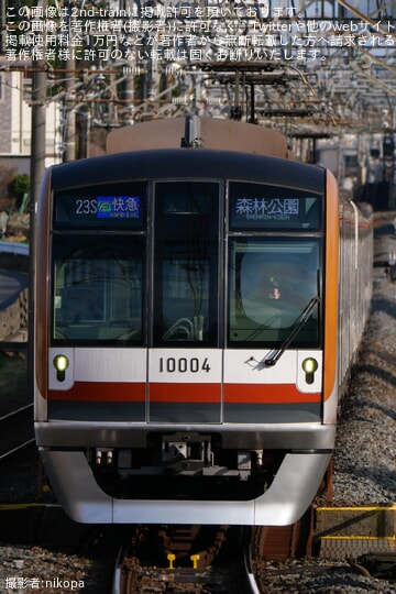 【メトロ】10000系10104Fの前面金色帯が無くなっていることが確認