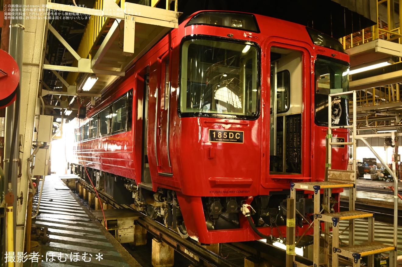 【JR九】「小倉工場鉄道ランド」でJR四国から譲渡されたキハ185系がキハ186に形式変更の拡大写真