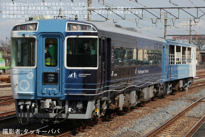 【JR四】「藍よしのがわトロッコ」が検査を終えて多度津工場出場 - 多度津駅にて撮影