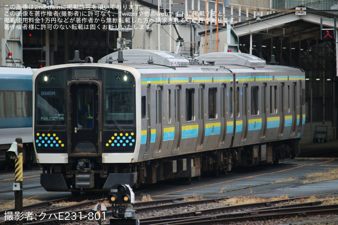 【JR東】E131系R04編成大宮総合車両センター出場回送を大宮(埼玉県)駅で撮影した写真