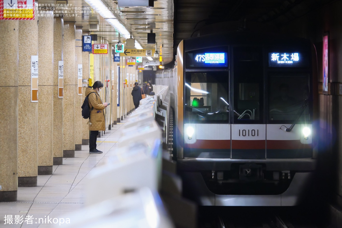 【メトロ】10000系10101Fの前面金色帯が無くなっていることが確認の拡大写真