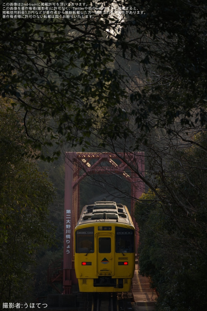 【JR九】キハ200系キハ200-7+キハ200-5007「なのはな」塗色が豊肥本線経由で熊本へ回送を不明で撮影した写真