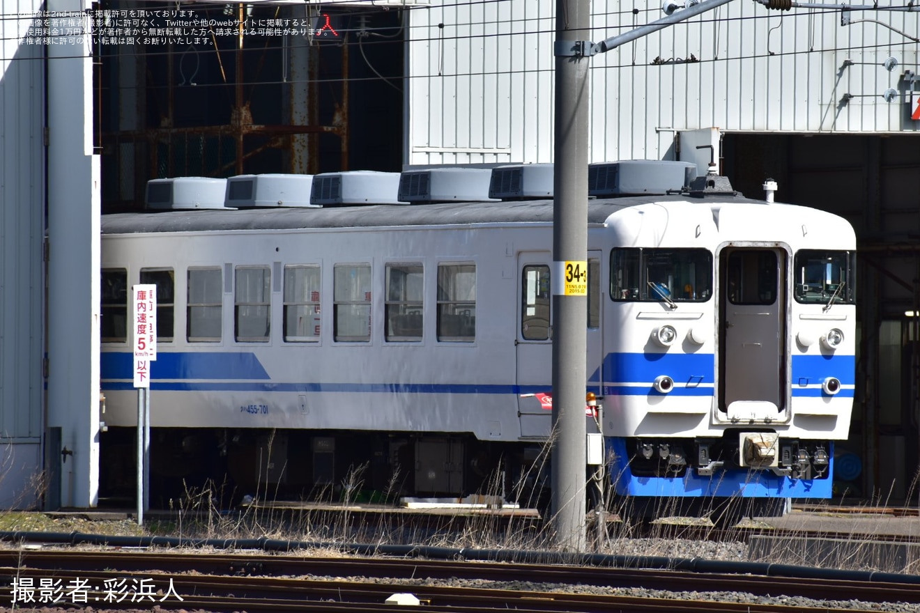 【トキ鉄】413系・455系のうち「交直流急行色」から「新北陸色」に塗装変更されたクハ455-701が姿を現すの拡大写真