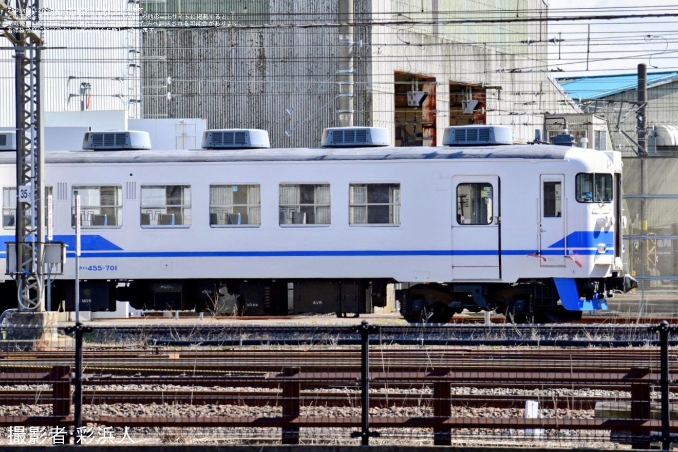 【トキ鉄】413系・455系のうち「交直流急行色」から「新北陸色」に塗装変更されたクハ455-701が姿を現すの拡大写真