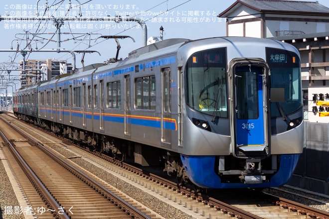 【西鉄】3000形3018編成「水都」が通常仕様の3015編成と連結して運転を不明で撮影した写真