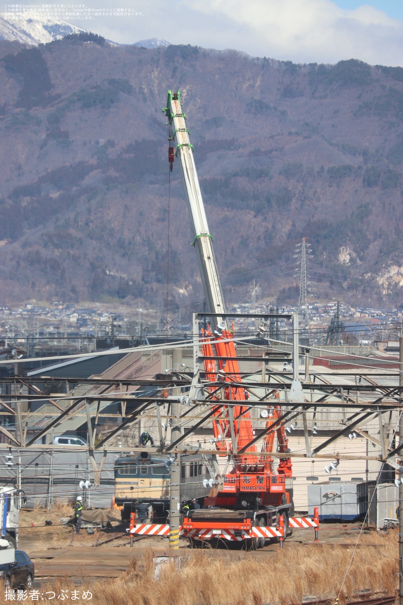 【JR貨】旧篠ノ井貨車区構内で解体中のED62-15の姿が確認の拡大写真