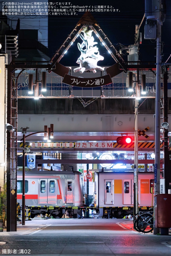 【東武】50070型51073Fを東急5050系4112Fが救援し回送を不明で撮影した写真