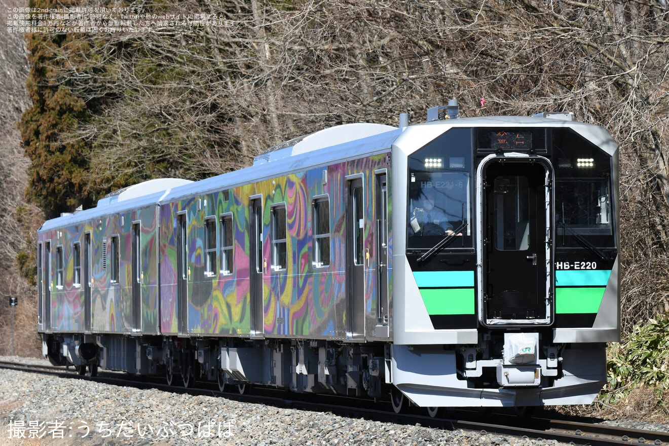 【JR東】HB-E220系ヘラルボニーアート作品「つながる風景」ラッピング列車運行開始の拡大写真