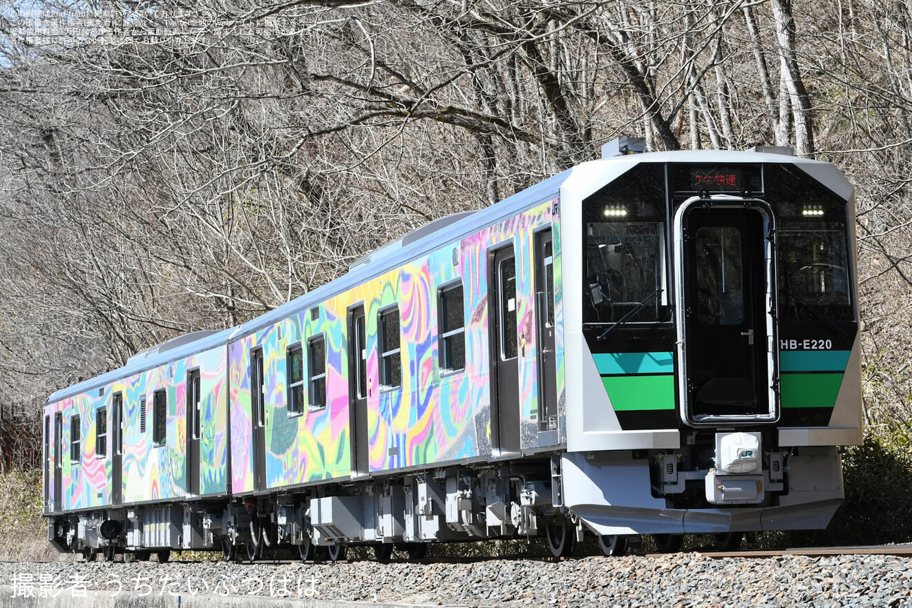 【JR東】HB-E220系ヘラルボニーアート作品「つながる風景」ラッピング列車運行開始の拡大写真
