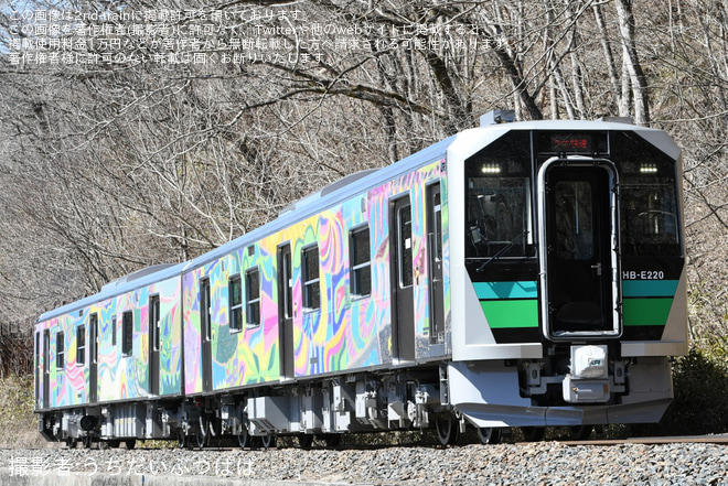 【JR東】HB-E220系ヘラルボニーアート作品「つながる風景」ラッピング列車運行開始（1枚目）