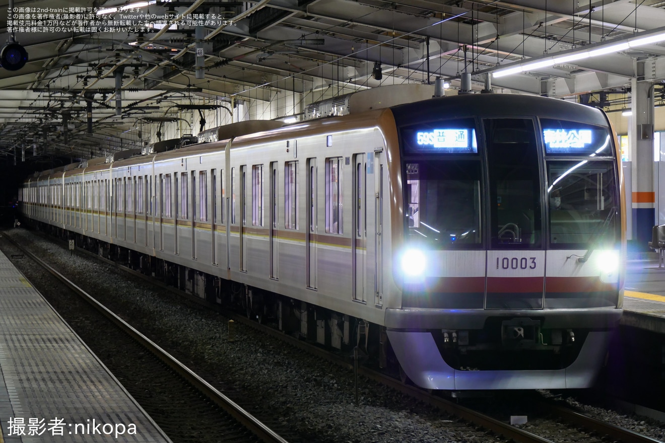 【メトロ】最後の金色帯残存編成の10000系10103Fから前面金色帯が無くなっていることが確認の拡大写真