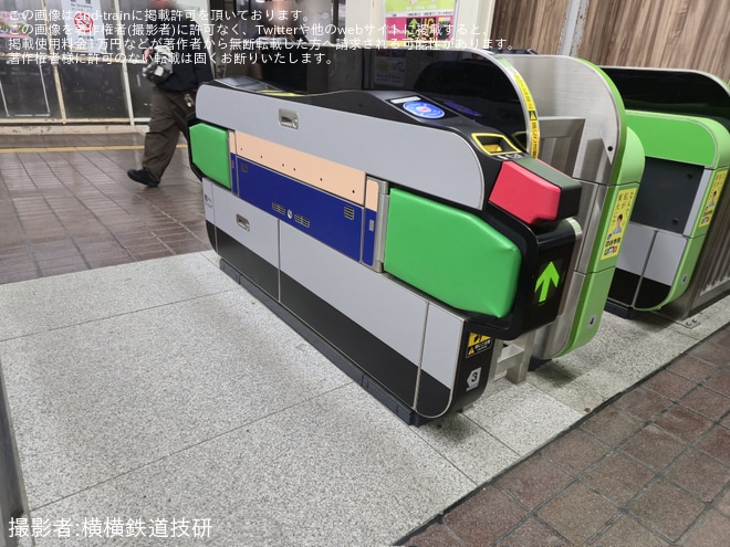 【JR東】衣笠駅の自動改札機にスカ色の帯が追加を不明で撮影した写真