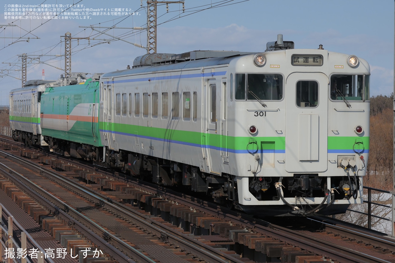 【JR北】パンタグラフを取り付けたマヤ35-1が試運転の拡大写真