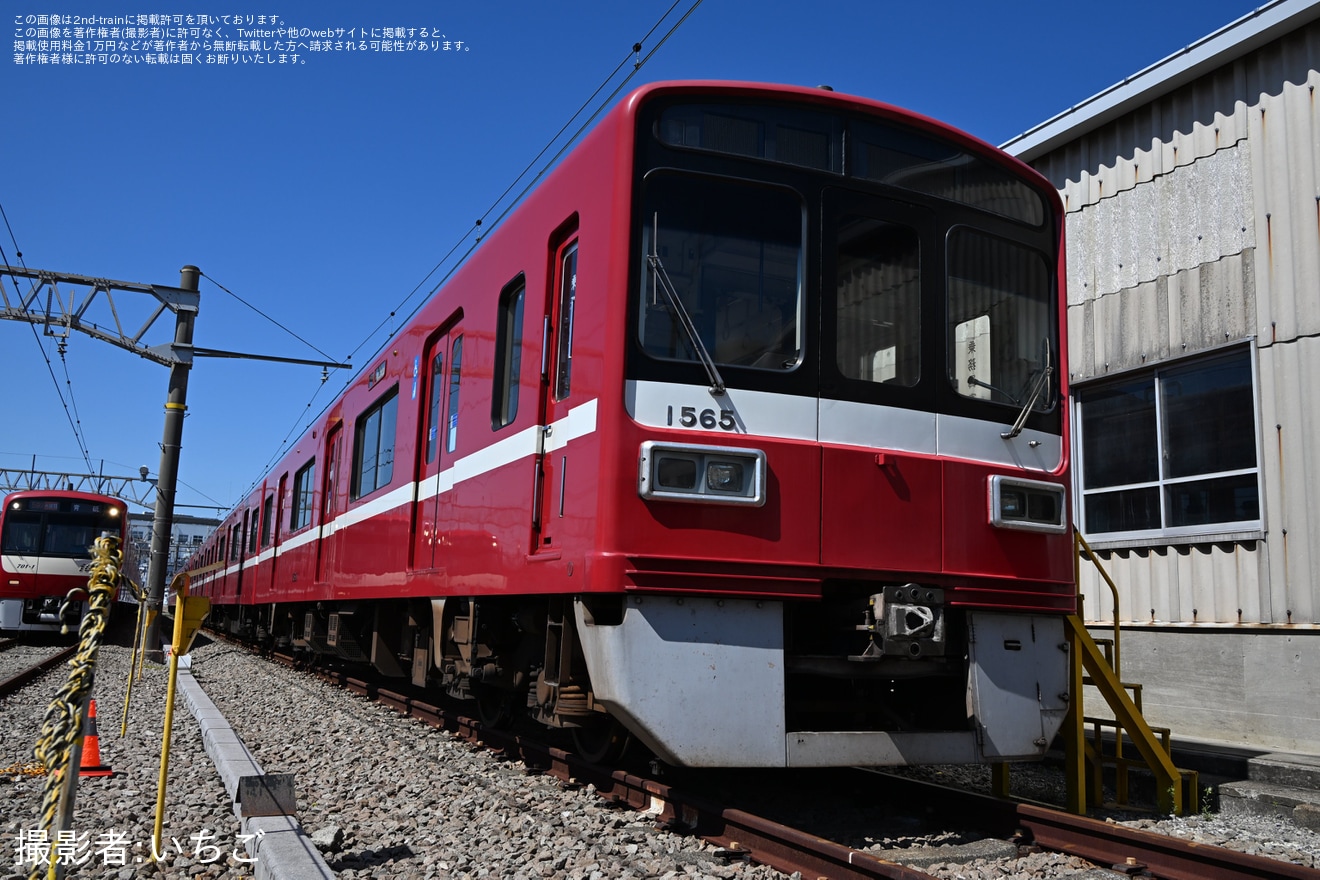 【京急】1500形1565編成(旧1607編成)が電源を落とした状態で久里浜工場で留置の拡大写真
